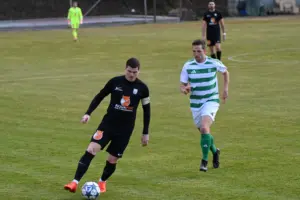 Zwei Spieler kämpfen um den Ball.