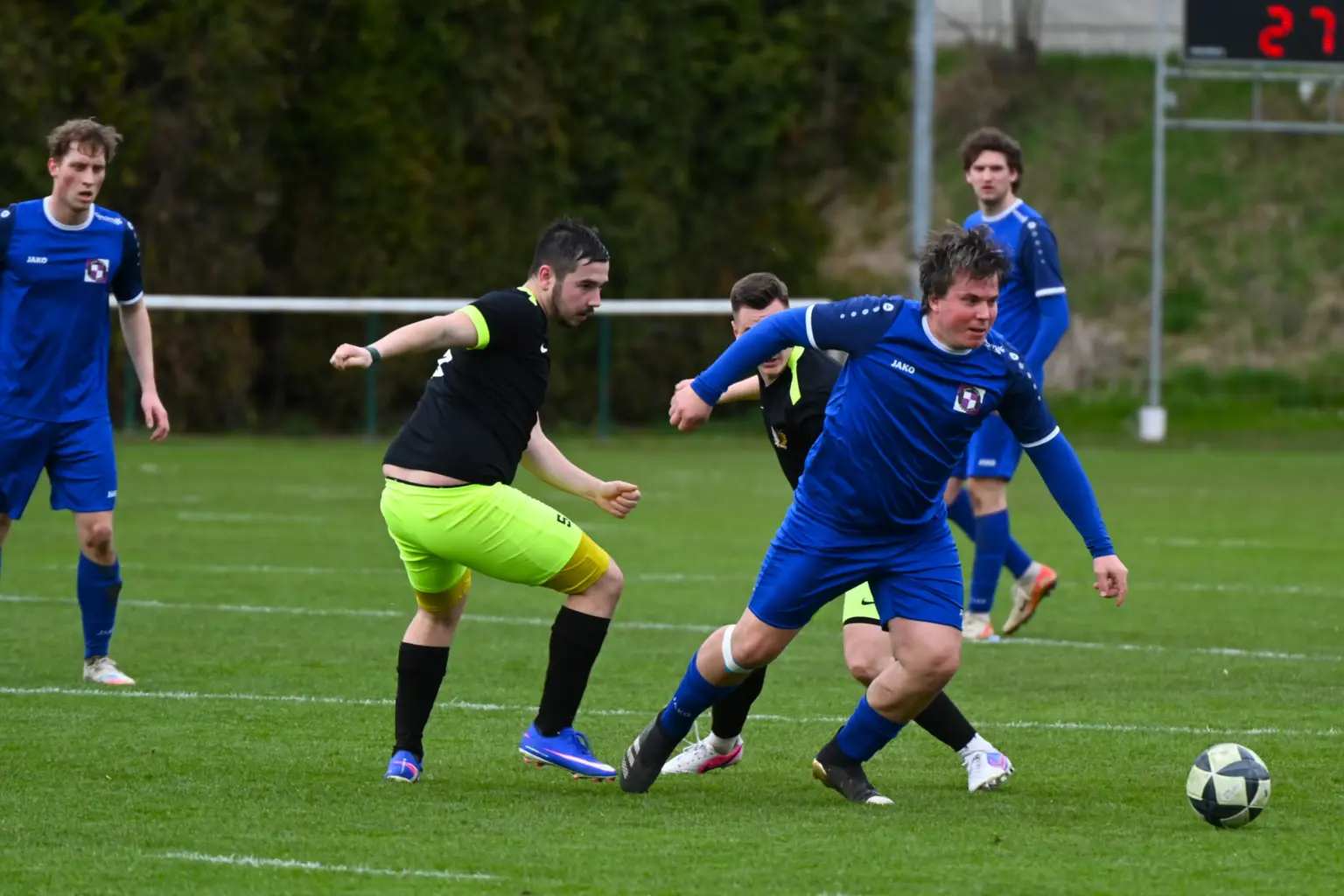 Zwei Spieler kämpfen um den Ball.