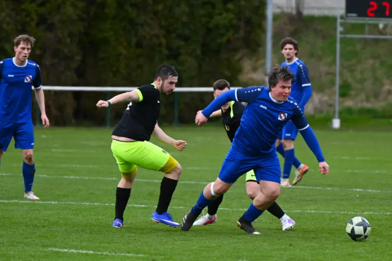 Zwei Spieler kämpfen um den Ball.