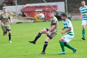 Zwei Spieler kämpfen um den Ball.