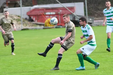 Zwei Spieler kämpfen um den Ball.