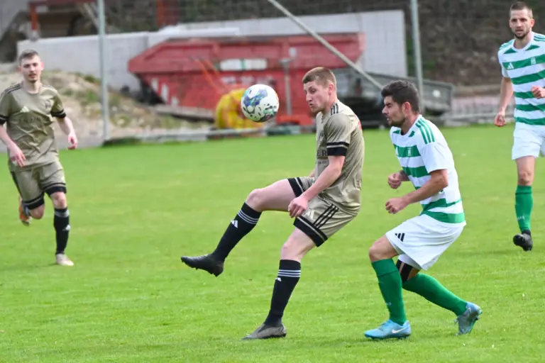 Zwei Spieler kämpfen um den Ball.