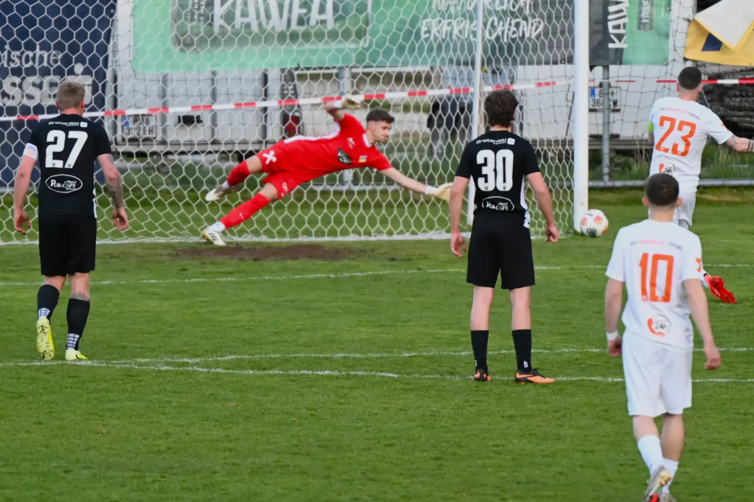 Sankt Barbara hat die Tabellenspitze übernommen Ein Spieler läuft an zum Elfmeter.