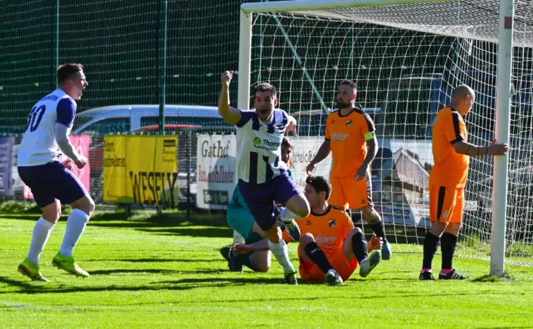 Ein Spieler jubelt über einen Treffer.