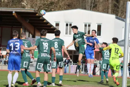 Fußballer kämpfen im Strafraum um den Ball.