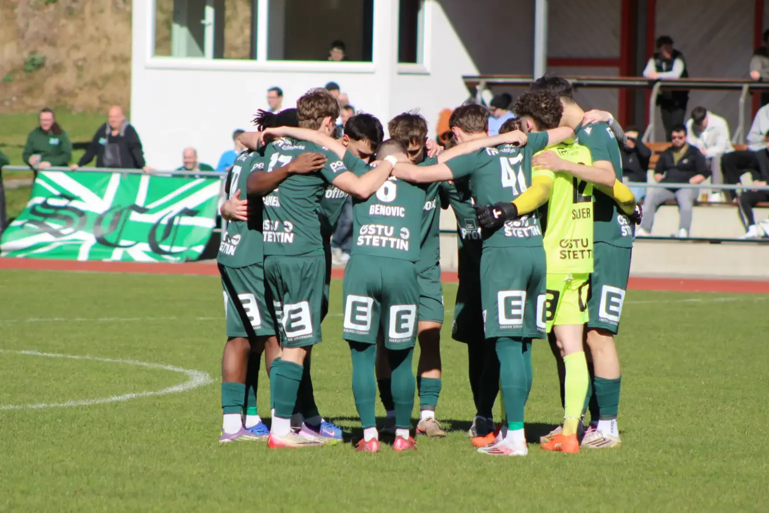 Fußballer umarmen sich.