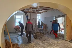 Einige Männer arbeiten im Inneren eines Hauses.