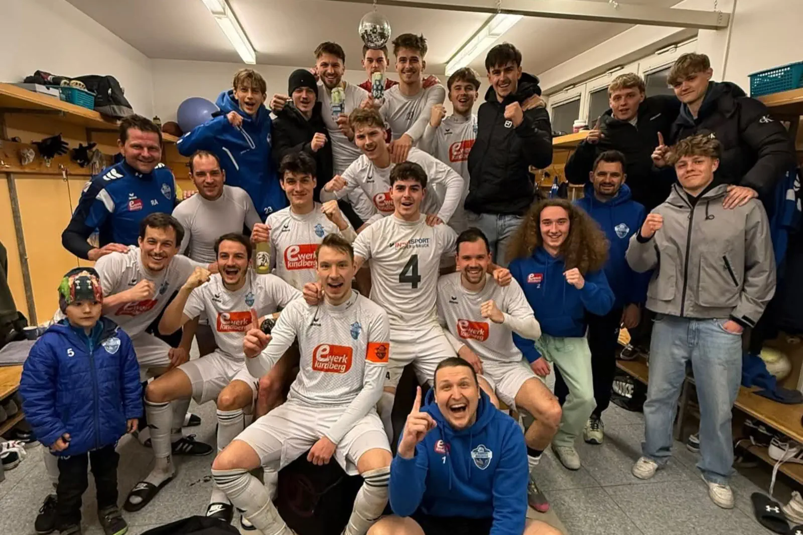 Eine Fußballmannschaft jubelt in der Kabine