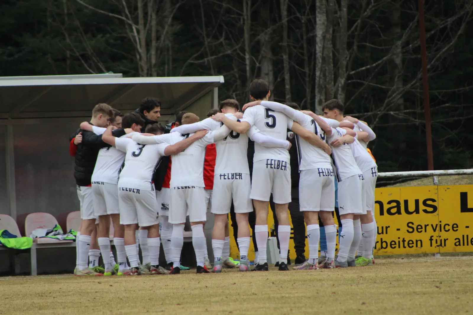 Fußballer umarmen sich.