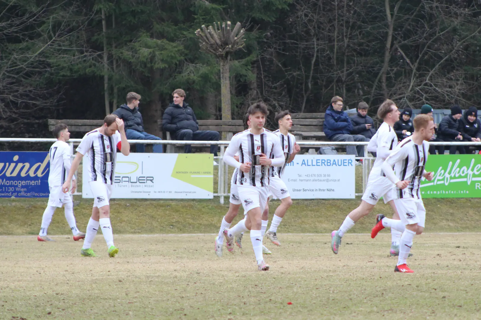 Ein paar laufende Fußballer.