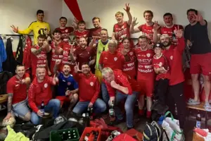 Die Spieler feiern gemeinsam.