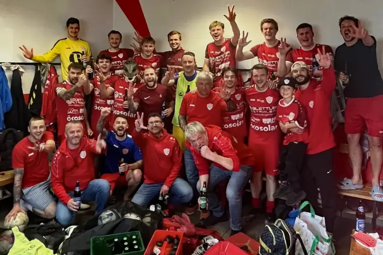 Die Spieler feiern gemeinsam.