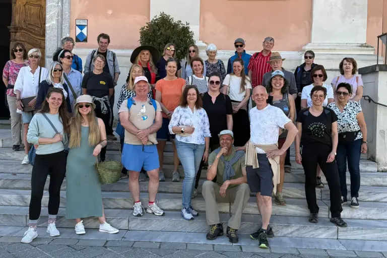 Teilnehmer einer Kräuterwanderung.