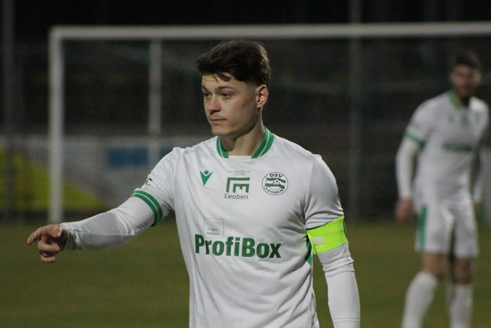 Ein Kapitän einer Fußballmannschaft.