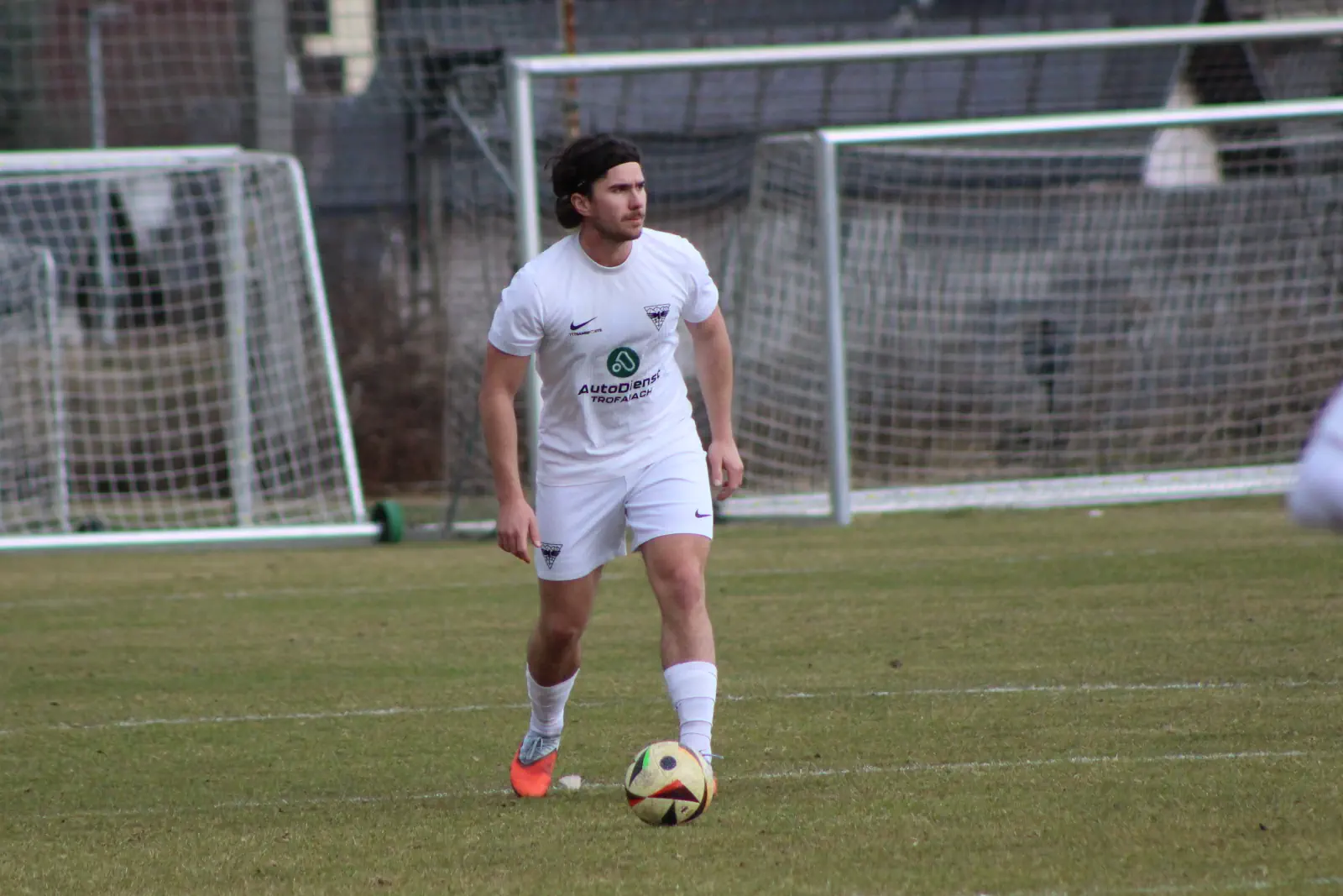 Ein Fußballer und ein Ball.