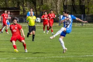 Fußballer kämpfen um den Ball.