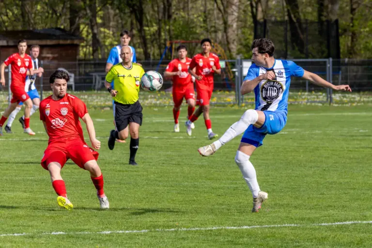 Fußballer kämpfen um den Ball.