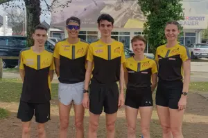 Fünf Leichtathletinnen und -athleten in gelb-schwarzen Vereinsdressen stehen nebeneinander im Freien und posieren für ein Gruppenfoto.