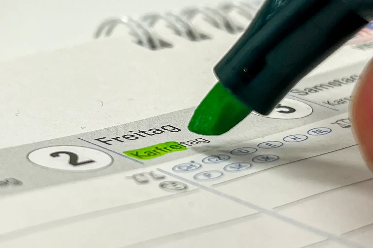 Ein Kalenderblatt zeigt den Karfreitag, der Begriff wird mit einem Farbstift markiert