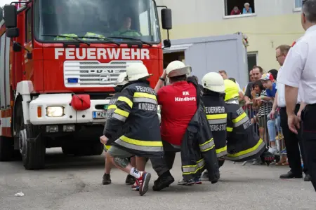 Fünf Männer ziehen einen Lastwagen
