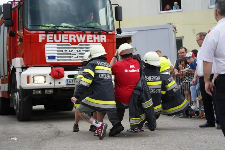 Fünf Männer ziehen einen Lastwagen