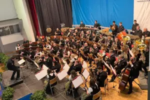 Ein Orchester spielt auf einer Bühne