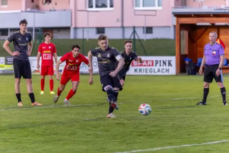 Ein Fußballer schießt einen Elfmeter.