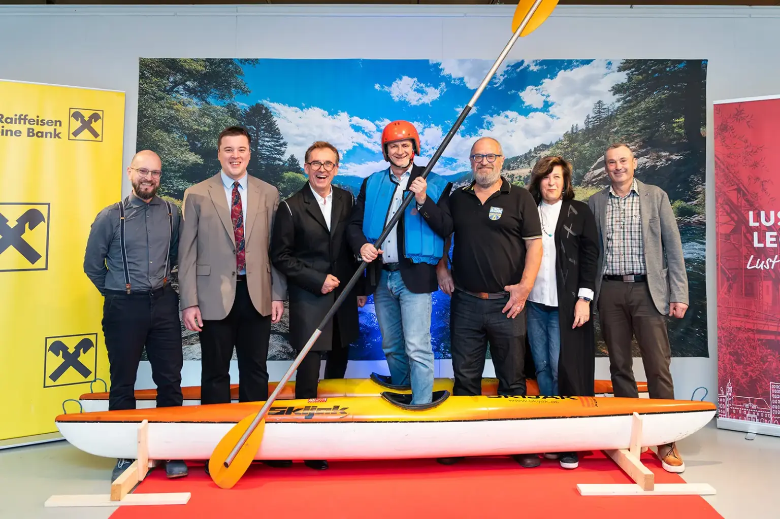 Siebern Personen posieren mit einer Skijak-Ausrüstung