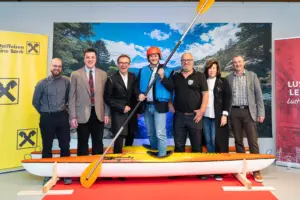 Siebern Personen posieren mit einer Skijak-Ausrüstung