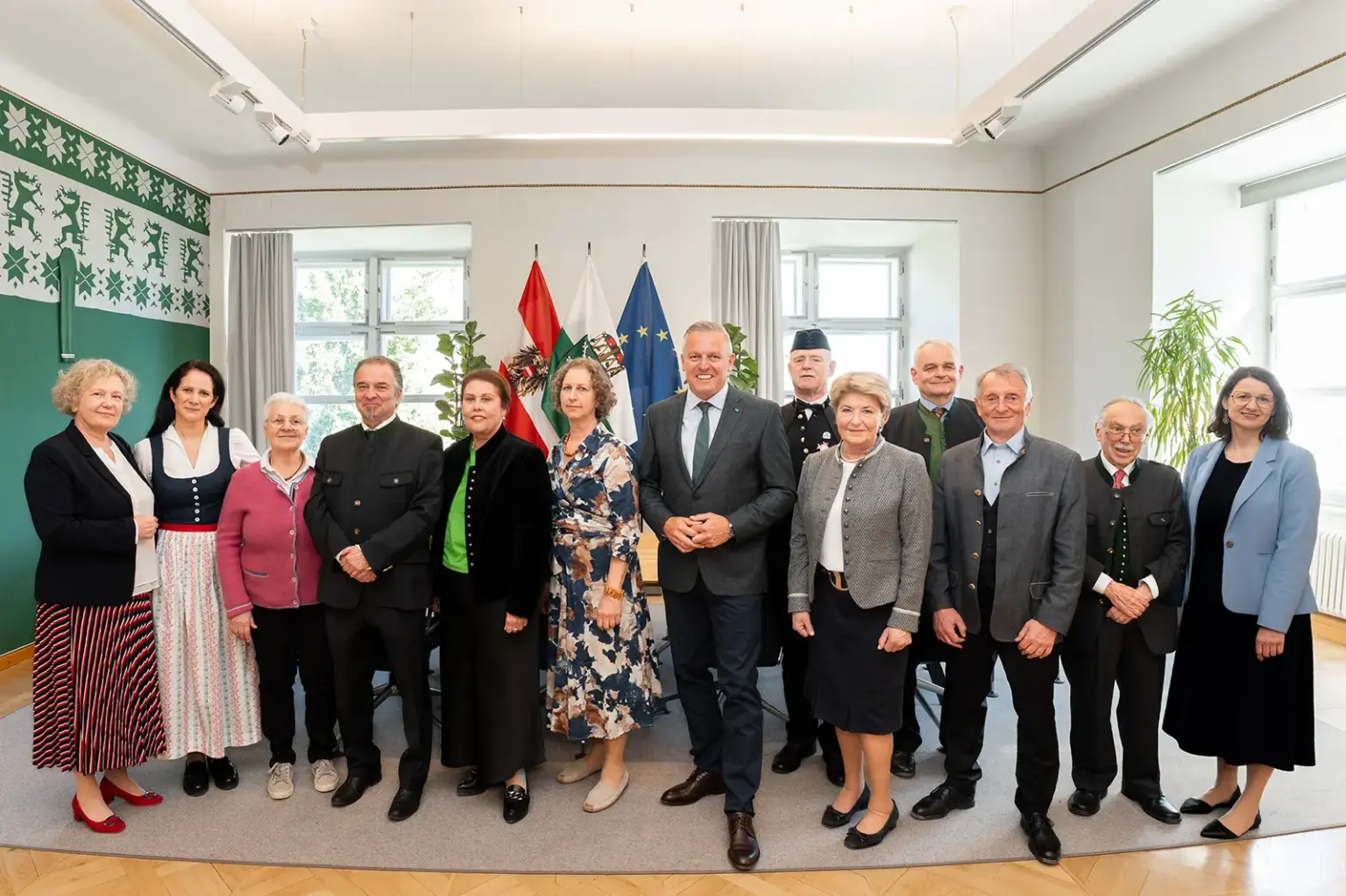 Ein Gruppe von Personen in einem großen Saal