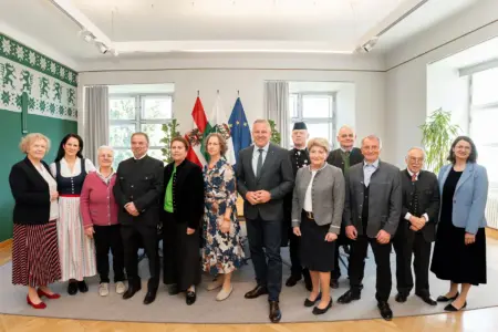 Ein Gruppe von Personen in einem großen Saal