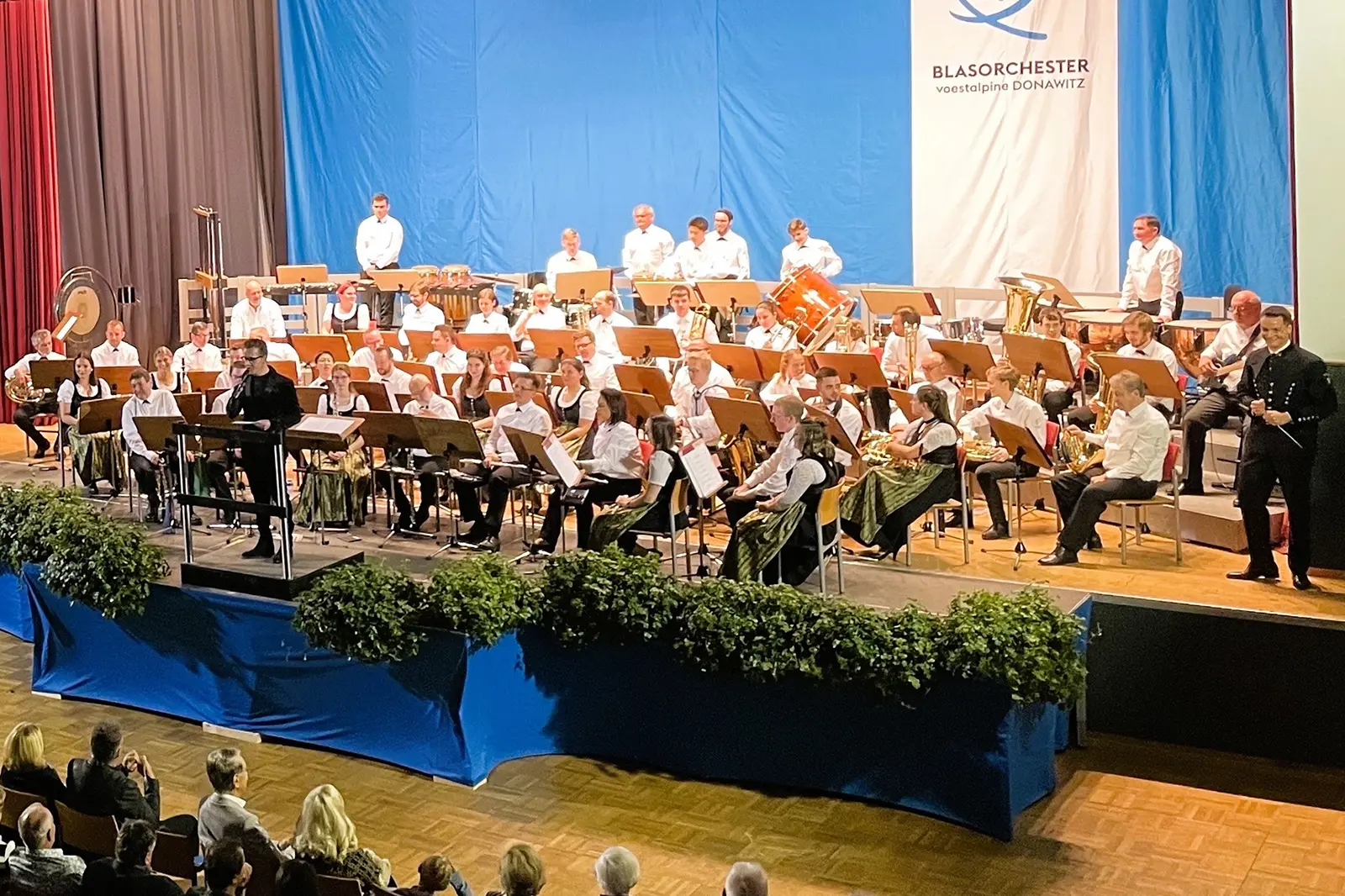 Ein Orchester spielt auf einer Bühne