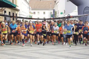 Eine große Gruppe von Personen in Sportkleidung läuft durch eine Stadt