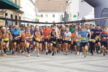 Eine große Gruppe von Personen in Sportkleidung läuft durch eine Stadt
