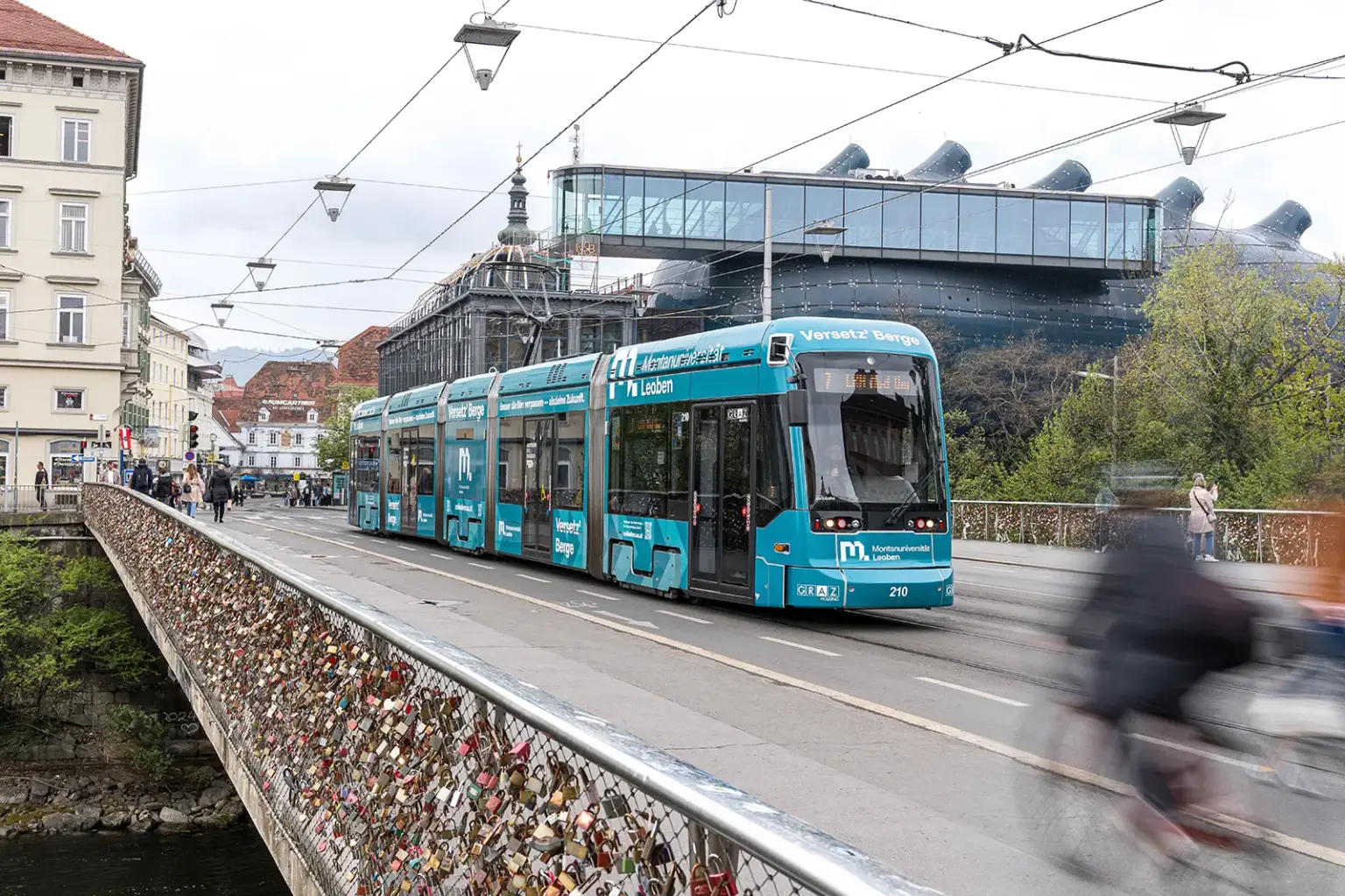Eine Straßenbahngarnitur fährt über eine Brücke