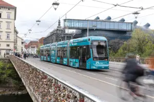 Eine Straßenbahngarnitur fährt über eine Brücke