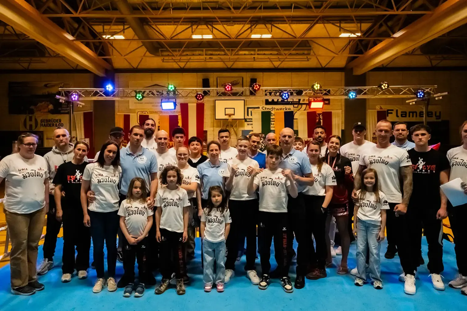 Eine Gruppe von Menschen in einer Sporthalle.