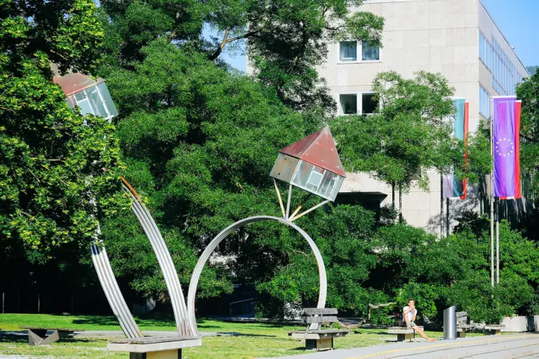 Eine Skulptur auf einer Wiese mit vielen Bäumen