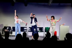 Drei Schauspielerinnen auf einer Bühne.