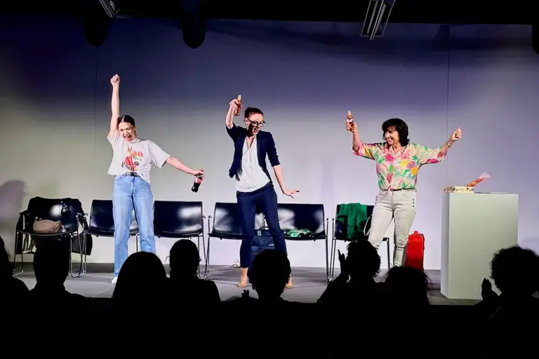 Drei Schauspielerinnen auf einer Bühne.