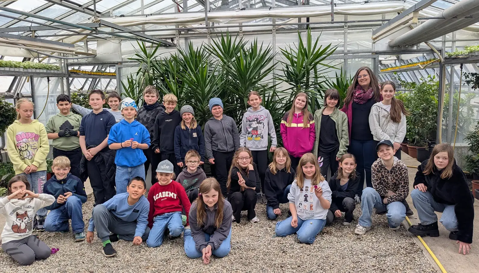 Eine Gruppe von Kindern in einem großen Glashaus