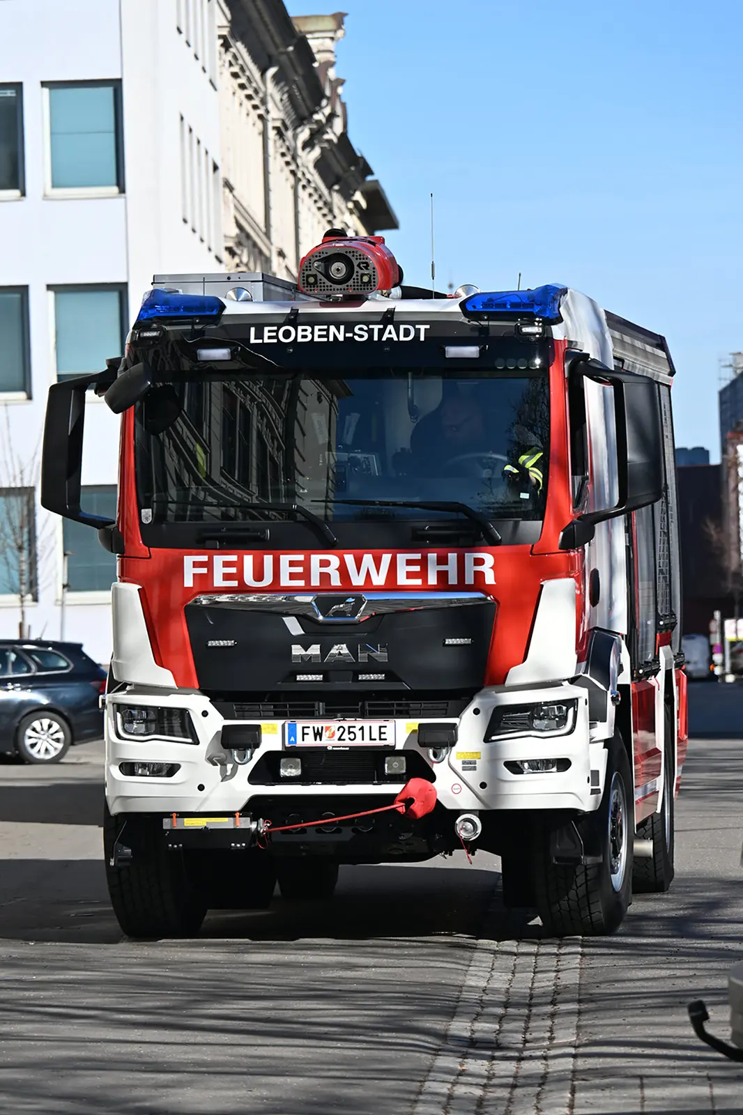 Ein Feuerwehrauto fährt auf der Straße