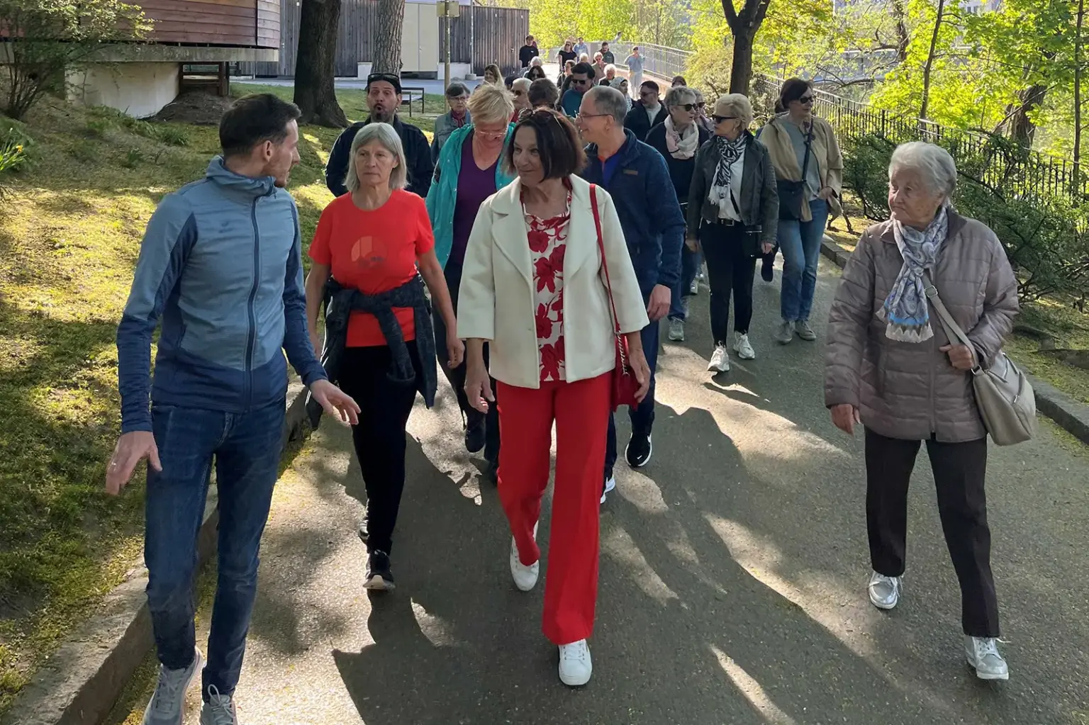 Eine Gruppe von Personen spaziert auf einem Weg