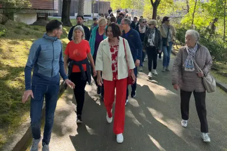Eine Gruppe von Personen spaziert auf einem Weg