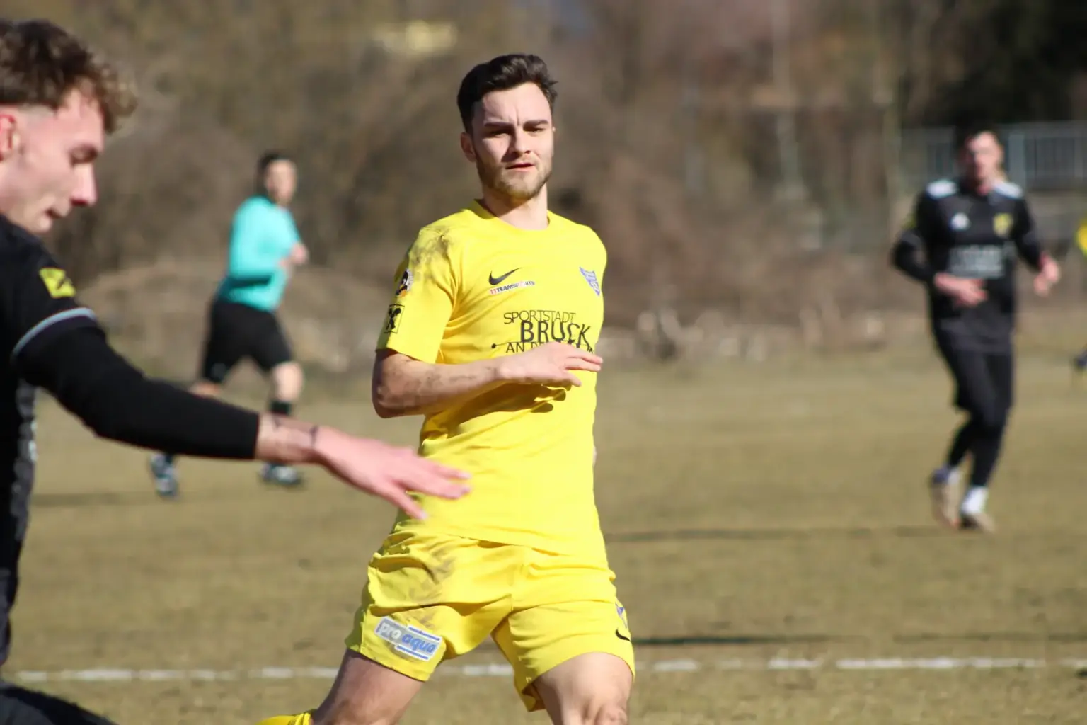 Ein laufender Fußballer.