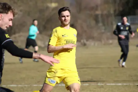 Ein laufender Fußballer.