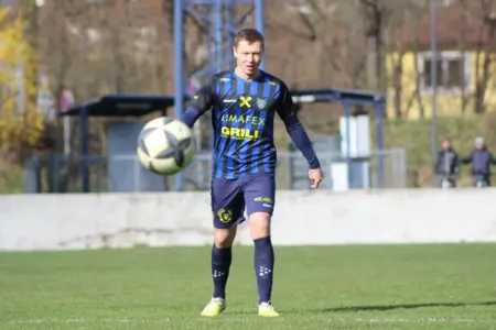 Ein Fußballer und ein Ball.