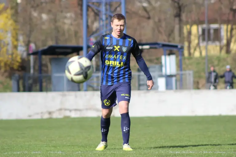 Ein Fußballer und ein Ball.