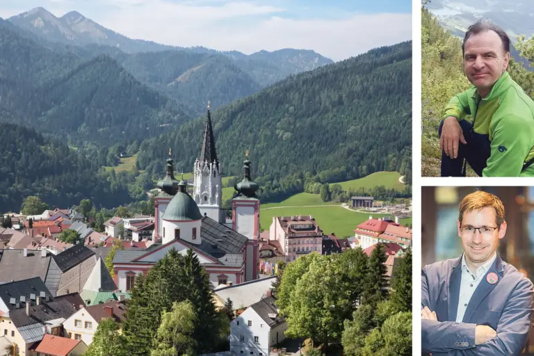 Eine kleine Stadt mit großer Kirche in waldreicher Landschaft, daneben in separaten Portraitbildern zwei Männer