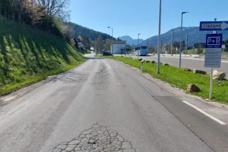 Eine Straße mit Fahrbahnschäden.
